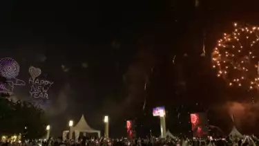 Atraksi Ribuan Drone dan Kembang Api