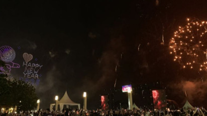 Reaksi Histeris Pengunjung Ancol Lihat Atraksi Ribuan Drone dan Kembang Api