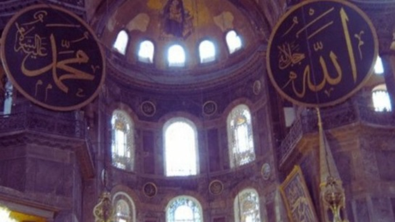 Pajang Kaligrafi di Rumah? Simak Dulu Nasihat Ustaz Syafiq Riza Basalamah Ini
            - galeri foto