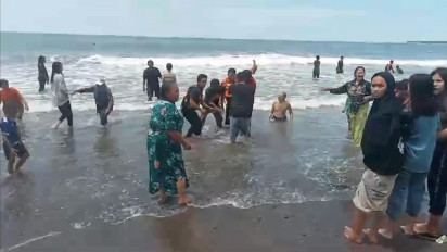 Asik Berenang, Tiga Wisatawan Terseret Ombak di Pantai Lumpue Parepare