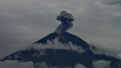 Gunung Semeru Beberapa Kali Erupsi, Kolom Abu Capai 1.200 Meter, Masyarakat Diimbau Waspada