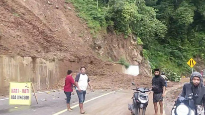 Tanah Longsor Terjang Perbukitan Piket Nol, Jalur Lumajang - Malang Macet Total