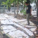 Tembok Pembatas Makam Bupati Pertama Gresik Tiba-tiba Ambruk, Peziarah sempat Panik