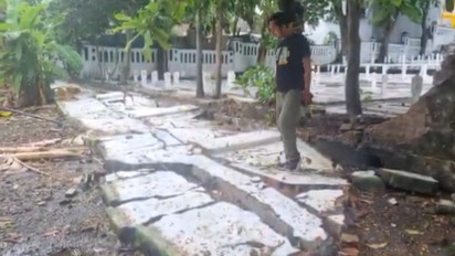 Tembok Pembatas Makam Bupati Pertama Gresik Tiba-tiba Ambruk, Peziarah sempat Panik