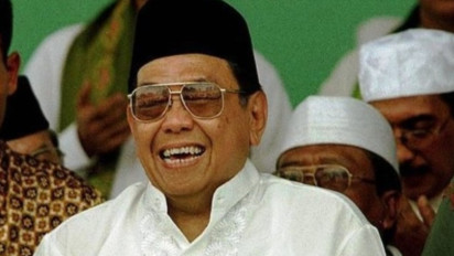 Kisah Humor Gus Dur Heran dengan Jemaah Haji Asal NU yang Lihat Kuli dari Yaman Cekcok, Dikira sedang Berdoa
