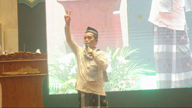 Ustaz Maulana Akhirnya Bicara soal Foto Akad dengan Umi Pipik, Tepis Rumor Menikahi Istri Almarhum Uje: AI
