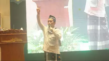 Ustaz Maulana berceramah dalam acara Malam Muhasabah Tahun Baru 2025 di Masjid Istiqlal, Jakarta