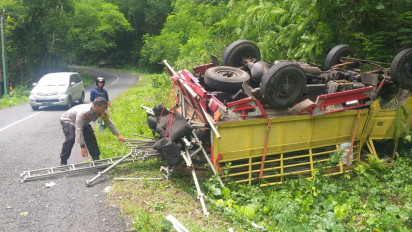 Diduga Rem Blong Truk Colt Pengangkut Rangka Tenda Terguling di Bantul