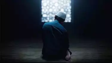 Ilustrasi membaca doa dalam tahiyat akhir shalat