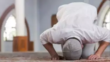 Ilustrasi shalat sunnah 27 Rajab menjadi amalan peringatan peristiwa Isra Miraj