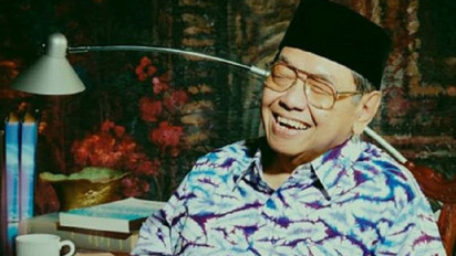 Kisah Humor Gus Dur Ceritakan saat Naik Pesawat Pertama Kali, Lihat Orang Madura Sewot Rebut Kursi Penumpang Lain