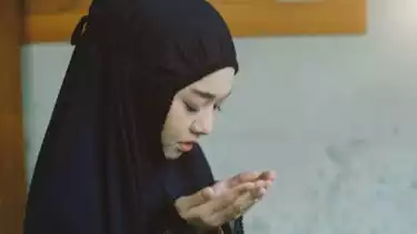 Ilustrasi membaca ayat Surat Al Isra saat doa shalat Tahajud