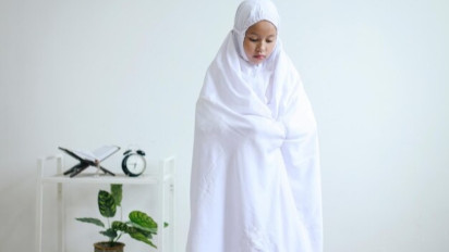 Perempuan Shalat Tidak pakai Mukena, Apakah Boleh? Kata Buya Yahya Ingatkan Fungsinya dalam Islam Penutup Aurat Jadi...