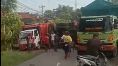 Tidak Kuat Menanjak di Sukolilo, Pati, Truk Tronton Berjalan Mundur Tabrak Truk