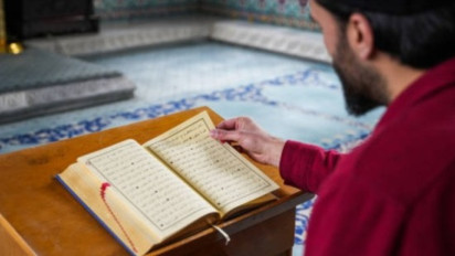 Orang yang Baca dan Cintai Surah Al Mulk Allah Jaga Jasadnya di Alam Kubur, Ustaz Adi Hidayat: Bacalah Setiap Malam