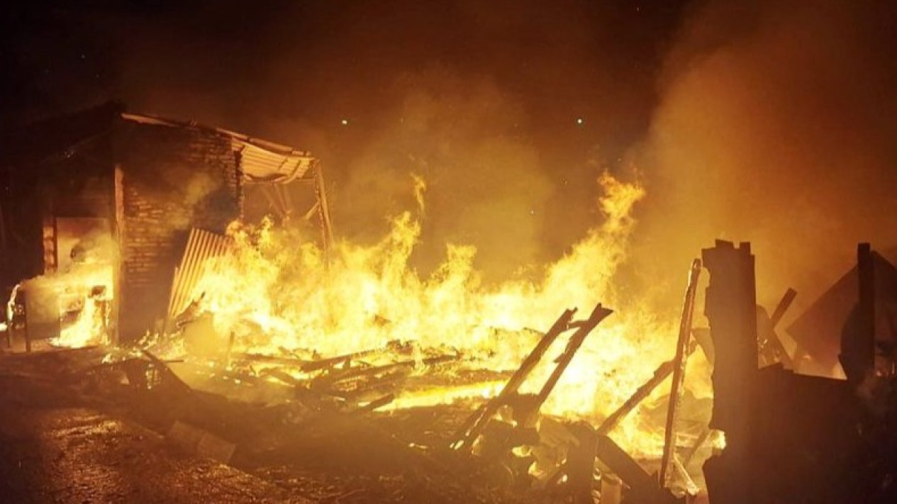 Kebakaran Hebat di Pabrik Bingkai Jakarta Timur, Diduga Dipicu Puntung Rokok
            - galeri foto