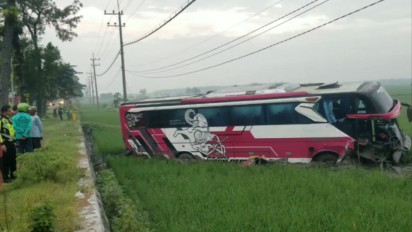 Ugal-Ugalan, Bus Madjoe Muda Tabrak Pikap di Ngawi, 1 Tewas dan 2 Penumpang Terjepit