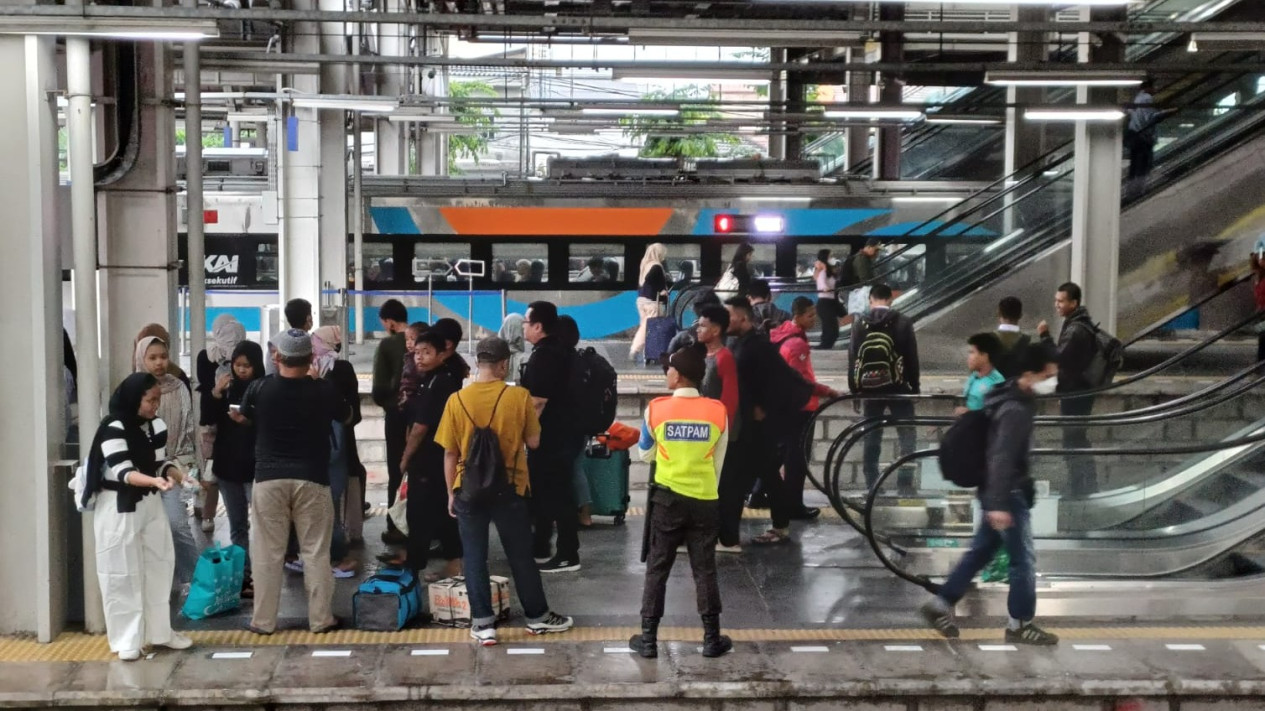 Hari Terakhir Libur Idul Adha 2025, Sebanyak 5.476 Penumpang Tiba di Jakarta Melalui Stasiun Jatinegara
            - galeri foto