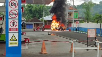 Diduga Alami Korsleting, Mobil Minibus Ludes Terbakar saat Hendak Isi BBM di SPBU Lumajang