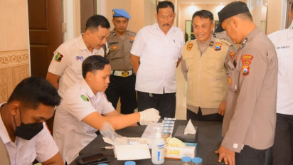 Tak Ingin Kecolongan, Polres Gresik Secara Mendadak Tes Urine Anggotanya
