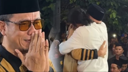 Usai Hina Penjual Es Teh, Gus Miftah Muncul Lagi Sambil Menangis Dipelukan Charly van Houten, ini Isi Ceramahnya