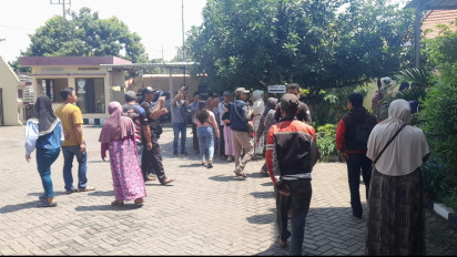 Ratusan PKL Stadion Gelora Luruk Datangi Mapolsek Kraksaan, Buntut Preman Peras Pedagang
