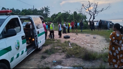 Minibus Dikemudikan Anggota TNI AL Tabrak Batas Jalan Raya di Sampang