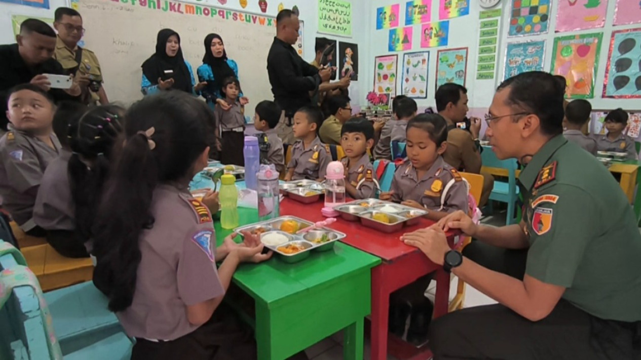 Hari Kedua MBG, SPPG Magetan Pastikan Menu Makan Bergizi Gratis Berbeda Setiap Harinya
            - galeri foto