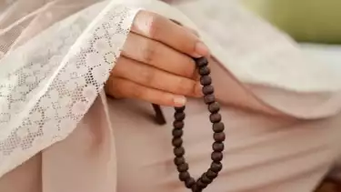 Ilustrasi wanita Muslimah menggetarkan amalan Wirid setelah shalat Subuh