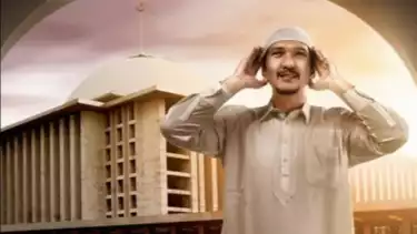 Ilustrasi muadzin getarkan redaksi adzan agar shalat di rumah