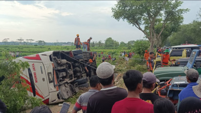 Diduga Hilang Kendali, Bus PO Murni Jaya Terjun di Persawahan Kulon Progo