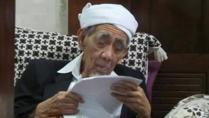 Utang Seketika Lunas dan Rezeki Mengalir Deras, Setelah Shalat Isya Jangan Tinggalkan Ijazah Amalan ini Kata Mbah Moen