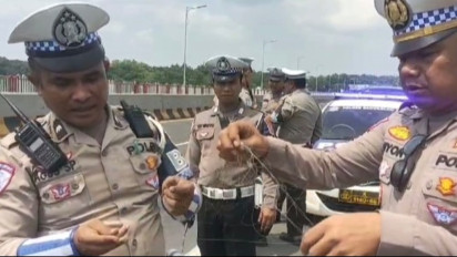 Petugas Lalu Lintas Temukan Lilitan Benang Layangan di Pagar Besi Jembatan Suramadu