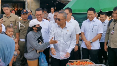 Blusukan ke Pasar Pabean, Menteri Perdagangan dan Menko Pangan Cek Harga Kebutuhan Pokok