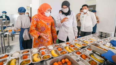 Tinjau Dapur Sehat MBG Sidoarjo, Khofifah: SPPG Serap Tenaga Kerja, Ungkit UMKM dan Siswa makin Sehat