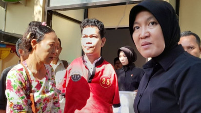 Tangisan Ibu Agus Difabel Lihat Anaknya Jadi Tahanan Rutan, Kini Resmi Diserahkan ke Kejaksaan Tinggi NTB