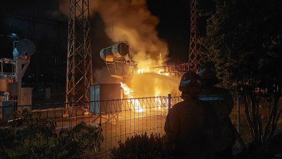 Viral, Diwarnai Suara Ledakan Trafo PLN di Kedamean Gresik Terbakar
