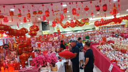 Jelang Perayaan Imlek, Warga Tionghoa Borong Atribut Imlek dan Alat Sembahyang di Pasar Atom Surabaya