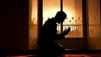 Yakin Nyesel Jika Jumat Sore Tidak Doa, Ustaz Adi Hidayat: Waktu Mustajab Sekejap