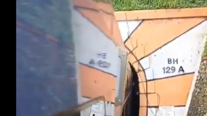 Viral Video Kereta Api Baru di Jember Kesulitan Masuk Terowongan