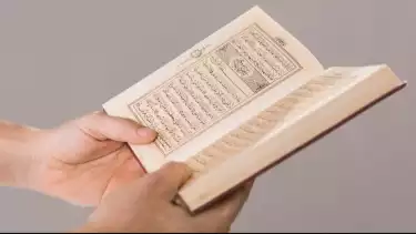 Ilustrasi membaca surat pamungkas pemberi rezeki dalam Kitab Suci Al Quran