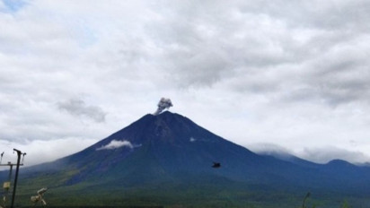 Gunung Semeru Beberapa Kali Erupsi dengan Tinggi Letusan hingga 700 Meter