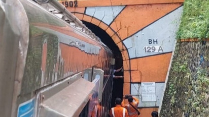 Viral Detik-detik Kereta Api New Generation 'Nyangkut' di Terowongan Garahan Jember, KAI Buka Suara