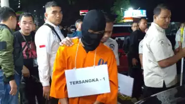 Oknum anggota TNI AL sebagai pelaku penembakan bos rental digiring petugas saat menjalani rekonstruksi peristiwa penembakan di Rest Area KM 45, Tol Tangerang-Merak.