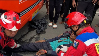 Pemotor Luka-luka Usai Ketabrak Kendaraan Lain Lalu Masuk Kolong Bus Listrik TransJakarta di Pulogadung