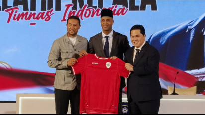 Jadi Sorotan, Momen Patrick Kluivert Pakai Peci Hitam dan Foto Bareng Erick Thohir usai Resmi Jadi Pelatih Timnas Indonesia