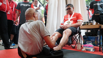 Hadiri Soekarno Run 2025, Hasto Kristiyanto Nikmati Pijatan Refleksi Penyandang Disabilitas Binaan BMI