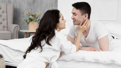 Mulai Malam Ini Bunda Cobain Bilang ke Suami, Kalau Pas Hubungan Ranjang Biar Sama-sama Enak Lakuin...