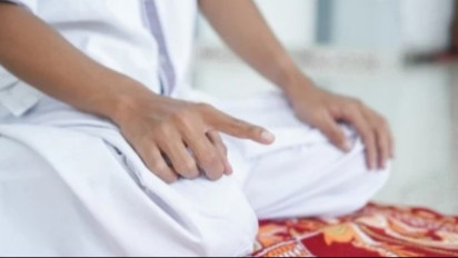 Periksa lagi Shalat Anda, Sebaiknya Jari Telunjuk Digerakkan atau Diam saat Tahiyat? Ternyata Seharusnya…