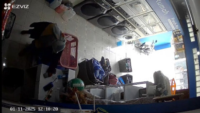 Aksinya Terekam Cctv Hingga Viral, Perempuan Bermasker di Kota Bandung Gasak Handphone Pegawai Laundry 